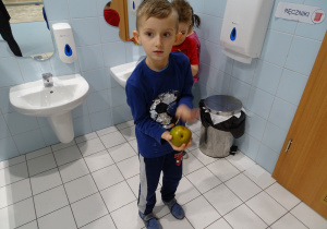 chłopiec trzyma gruszkę